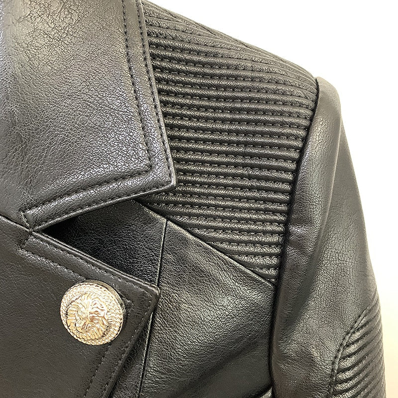 Schwarze abnehmbare Bikerjacke aus Leder mit goldenen Knöpfen