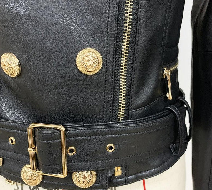 Bikerjacke aus schwarzem Leder mit goldenen Knöpfen