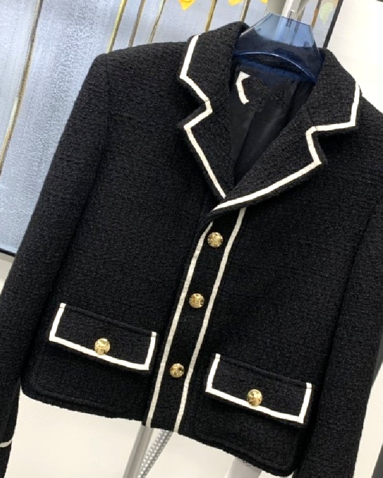 Schwarz-weiße Tweedjacke mit goldenem Revers und Knöpfen