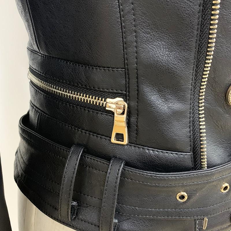 Bikerjacke aus schwarzem Leder mit goldenen Knöpfen