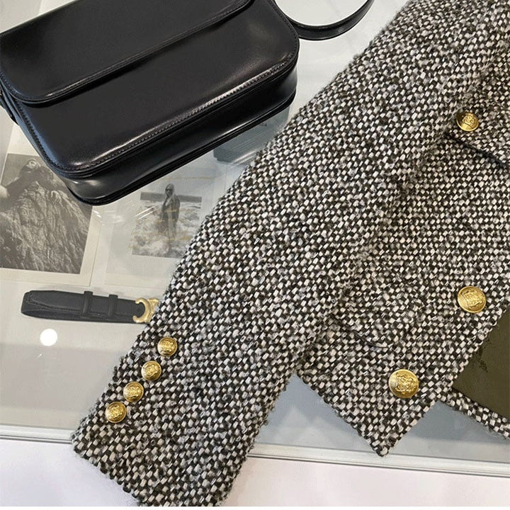 Schwarz-weiße Tweedjacke mit goldenen Knöpfen