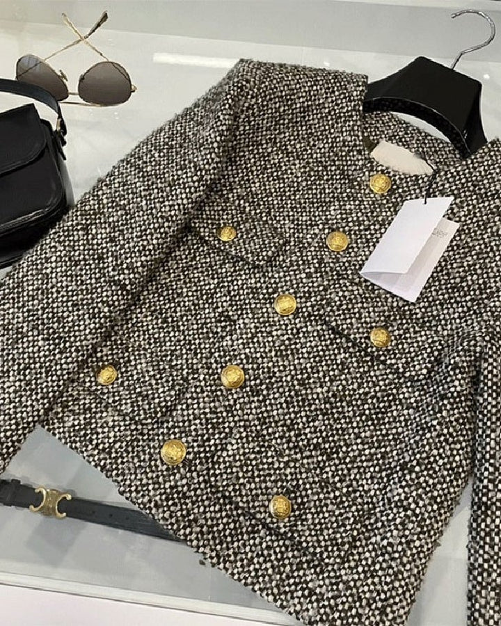 Schwarz-weiße Tweedjacke mit goldenen Knöpfen